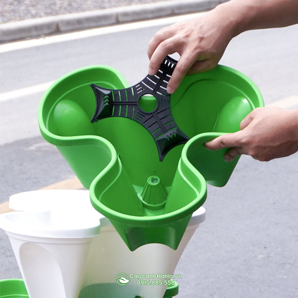 Chậu xếp tầng gồm nhiều khay nhựa xếp so le tạo tháp