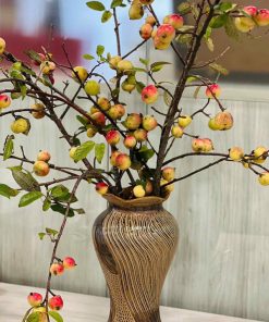 Bình cành quả táo mèo mang đến may mắn tài lộc