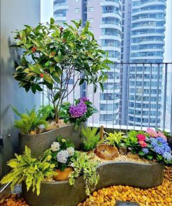 Decor tiểu cảnh thác nước ban công với cây cảnh hoa lá