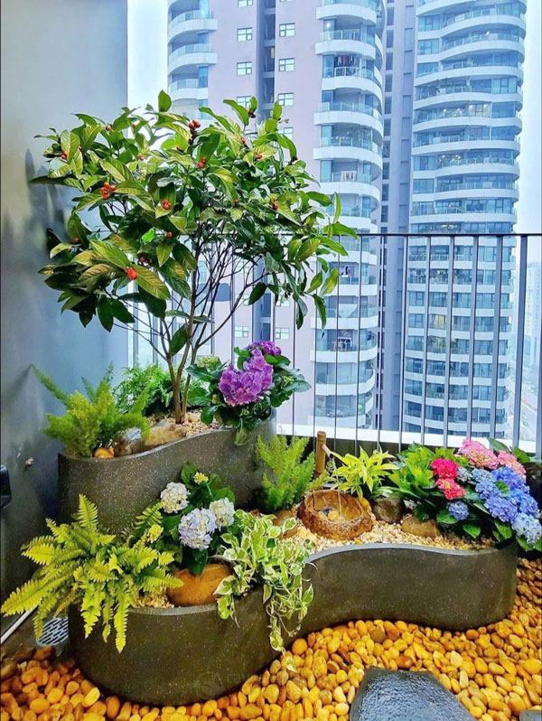 Decor tiểu cảnh thác nước ban công với cây cảnh hoa lá