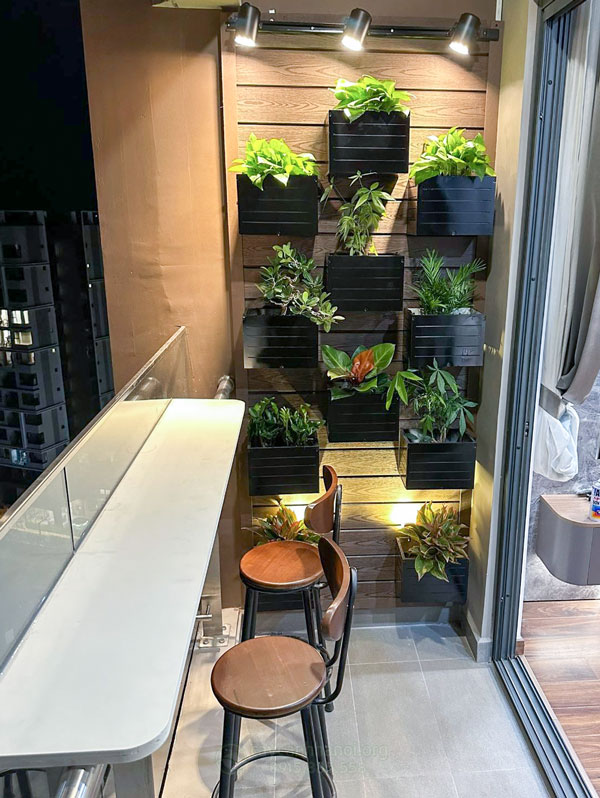 Trồng cây với chậu composite ban công áp tường theo mệnh gia chủ