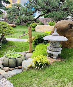 Tiểu cảnh sân vườn Nhật Bản: đèn đá, hồ cạn, cát trắng, tre trúc.
