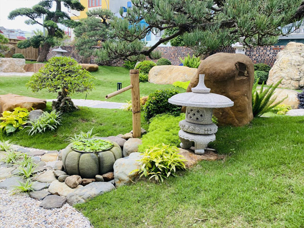 tieu-canh-san-vuon-nhat-ban Tiểu cảnh sân vườn Nhật Bản: đèn đá, hồ cạn, cát trắng, tre trúc.