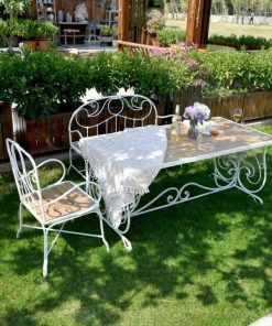 Sân vườn kiểu châu Âu với ghế sắt và vườn hoa trang trí