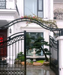 Sân vườn hiện đại tối giản với đài phun nước