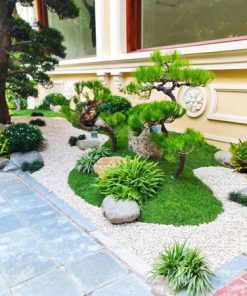 Sân vườn phong cách Nhật với đèn đá, bonsai và suối cạn.