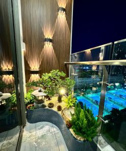 Sân vườn mini trên ban công với cây cảnh và tiểu cảnh