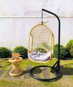 Sân vườn nhỏ trước nhà cấp 4 với cây xanh, hoa và xích đu trang trí