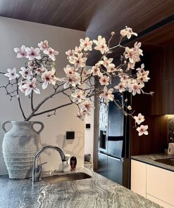 Cành hoa mộc lan đẹp cắm bình trang trí khách sạn